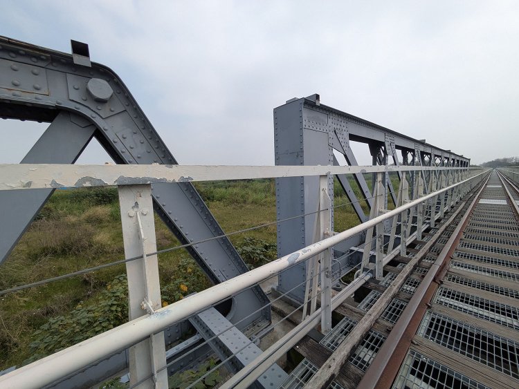 3番目はポニープラットトラス。端柱は垂直で日本では見かけたことがない（と思う）。不思議な形状に興味津々。でも、足元には気を付けよう。