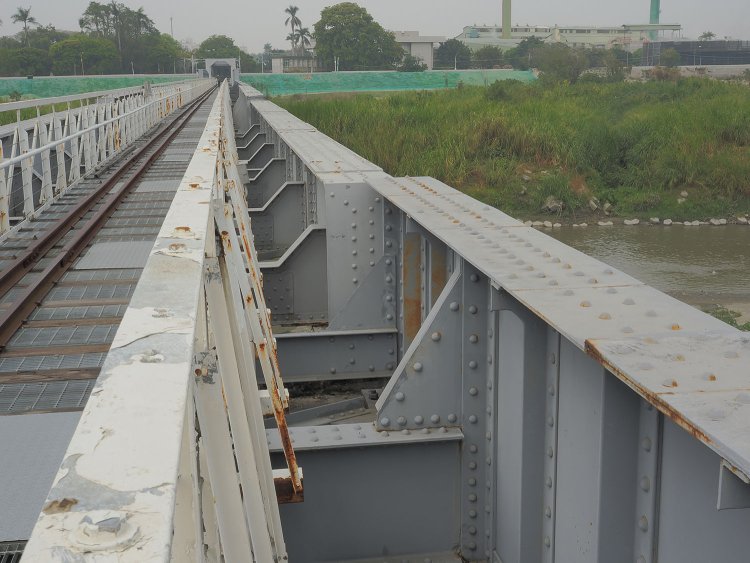 下部プレートガーダーも幅が統一されておらず、複数の場所から移設されてきたことを示す。