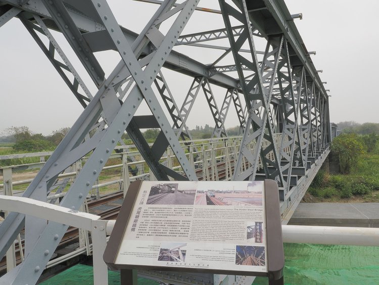 虎尾橋梁の生い立ちと現役時代の写真がパネルになっている。現役時代はこのトラスの横に人道橋があった。新營の保存車両と同種の列車も走行していたようだ。