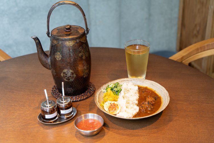 特製カレープレート1400円〜。カレーは5種類から選べ、味付け卵ハーフ、本日のスパイス惣菜4種類と自家製スパイス茶が付く。