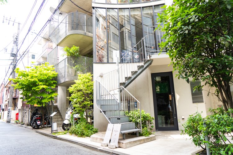 山手通りや目黒川と並行する路地にあるビルで、ランチタイムのみ営業。
