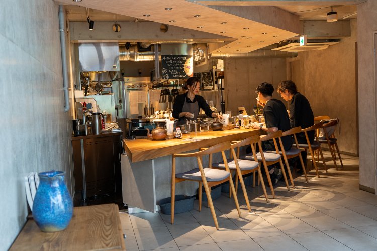 店内はカウンター席がメインと、ひとりでも入りやすい。