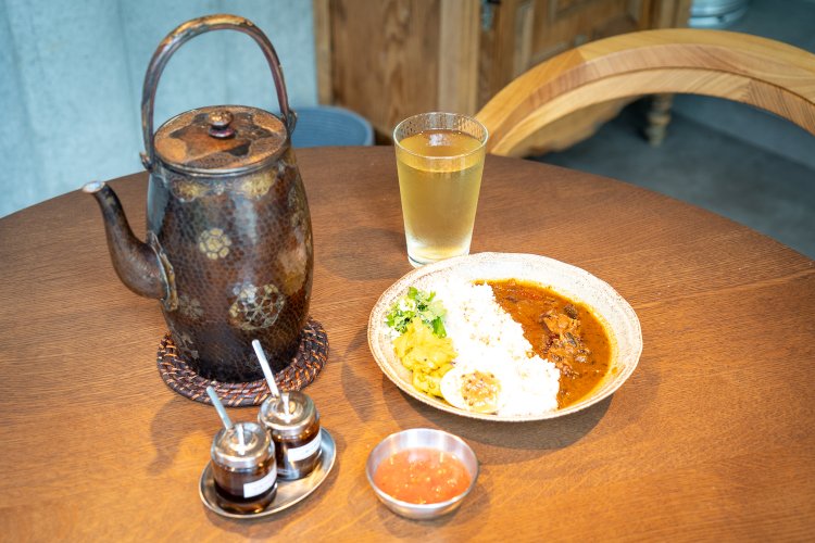 特製カレープレート1400円〜。カレーは5種類から選び、味付け卵ハーフ、本日のスパイス惣菜4種類と自家製スパイス茶が付く。