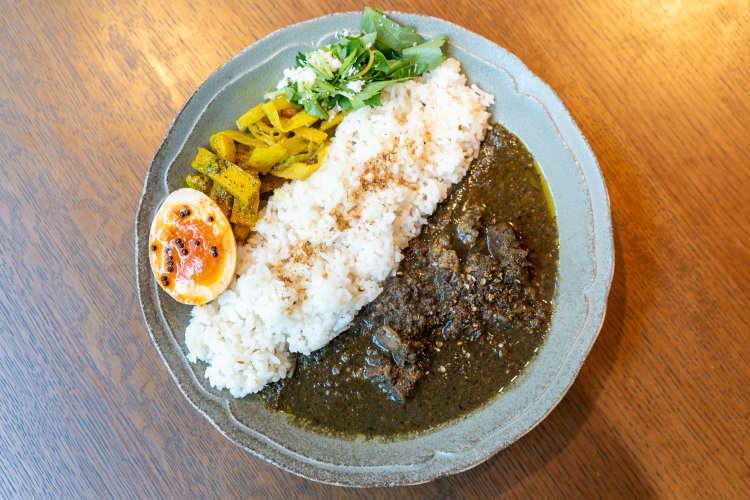 黒（KURO）は花椒効かせた黒胡麻キーマカレー。花椒のしびれる味わいがクセになる。