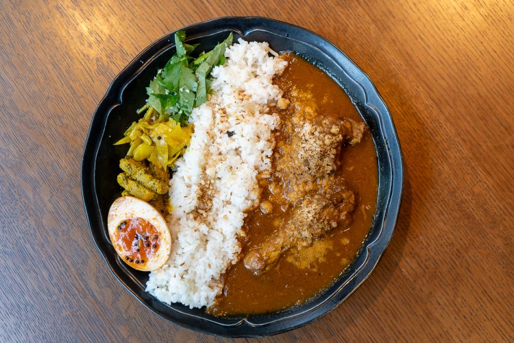 橙（DAIDAI）はココナッツ香るマイルド手羽元カレー。ココナッツミルクのまろやかな甘みが印象的。