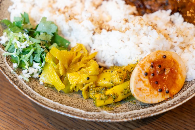 左から三つ葉のサンボル、キャベツのトーレン、干し大根と黒ゴマのアチャール、味付け卵。