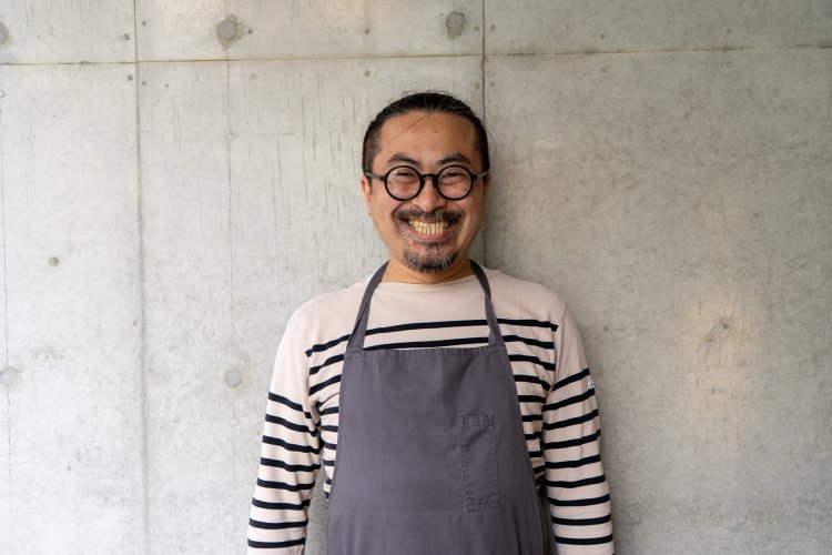 フードプランナーの近藤潤さん。35歳だった10年前に会社員から料理のプロになったという経歴の持ち主だ。