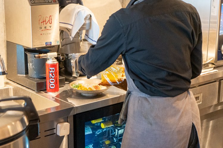 店舗でも一度冷凍して寝かせたカレーを湯煎して提供している。