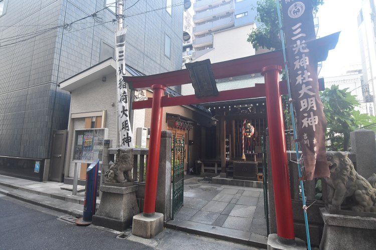 路地の奥にたたずむ三光稲荷神社。人形町通りと逆側には「三光新道」のアーチがある。