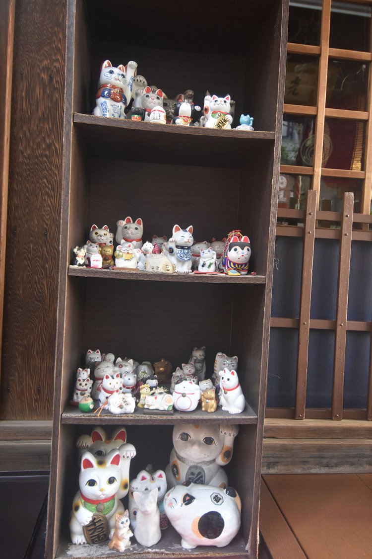 迷い猫が見つかった際、飼い主が奉納した招き猫。