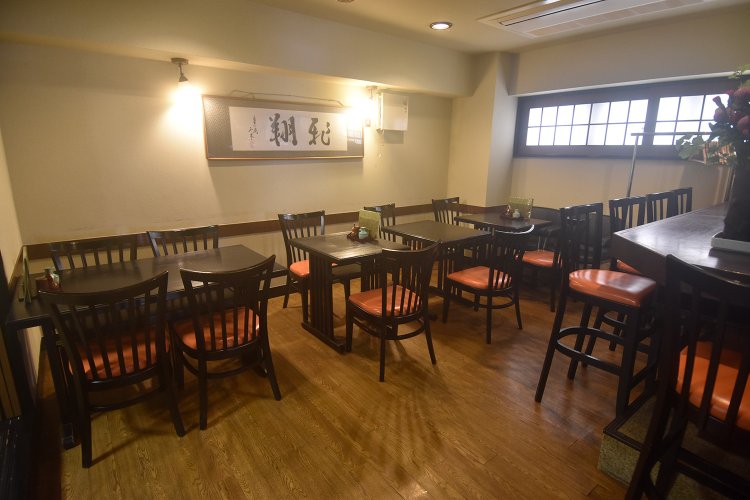 店内にはカウンター10席、テーブル10席、お座敷10席を用意。