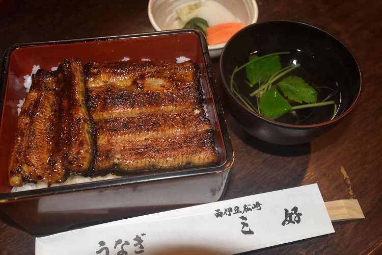 うな重はすべてきも吸い、香の物付きで桜3260円、花3950円、月4590円、雪5270円、重ね6690円。写真は月。