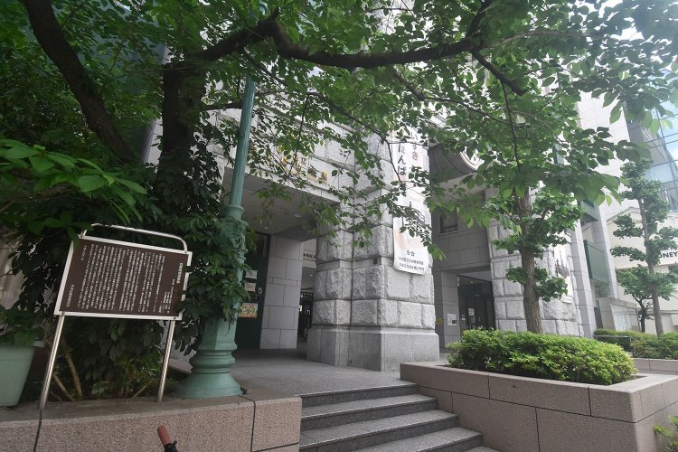 日本橋小学校の校門脇に立つ、西郷隆盛邸跡の解説板。