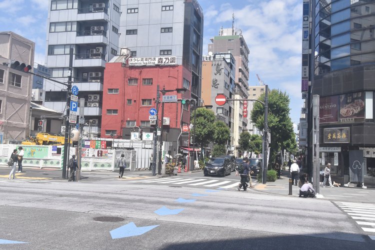 平日の日中でも人通りが絶えない甘酒横丁。