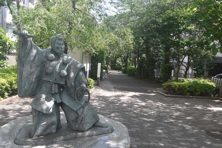 芝居小屋二座があったことから、浜町川緑道に設置された弁慶像。