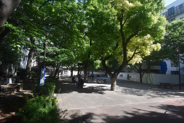 かつて伝馬町牢屋敷があった場所にある十思公園。園内には吉田松陰終焉の地碑もある。