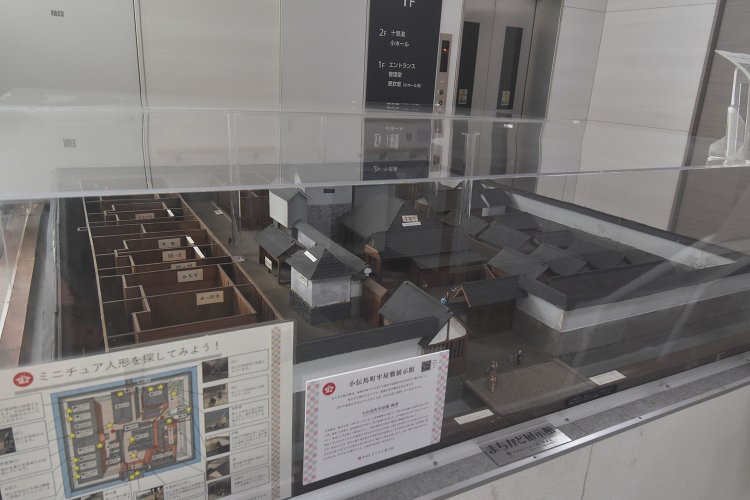 十思スクエア1階には牢屋敷の模型が展示されている。