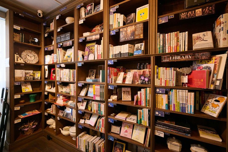 本棚には棚主のデータにひもづくQRコードが貼られる。