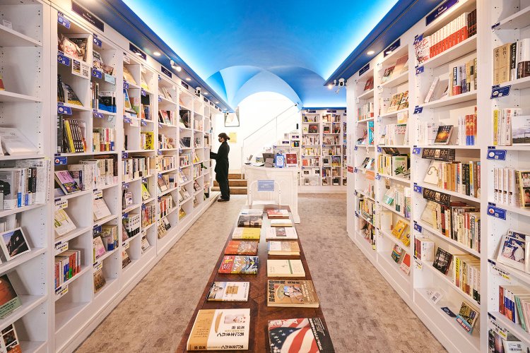 1・2階に本棚が並ぶ広々とした3号店。加えて4号店が飯田橋の東京日仏学院内にオープン。