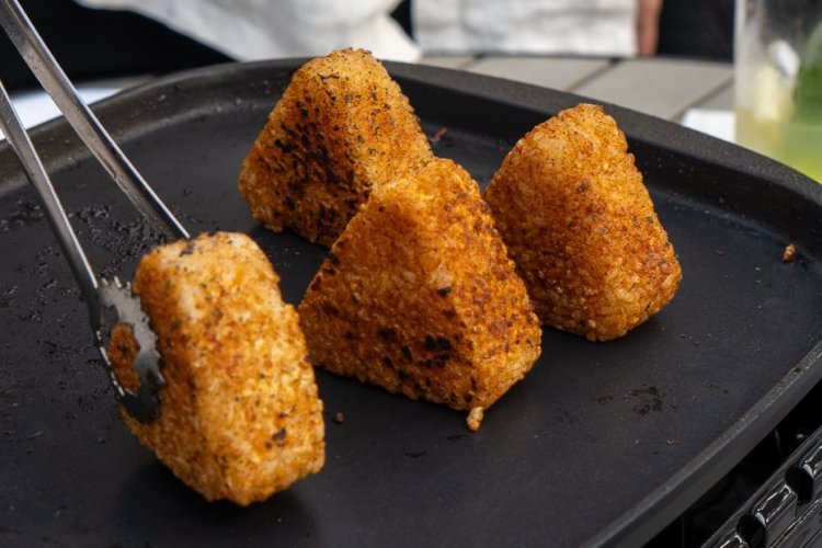 スパイシー焼きおにぎりは、鉄板で温めるとふっくら！