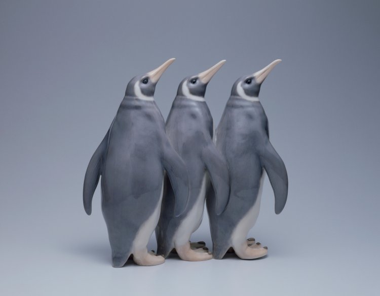 テオドール・マドセン／デザイン、ロイヤル・コペンハーゲン／製造《ペンギン》1902年頃 『東京都庭園美術館』蔵。