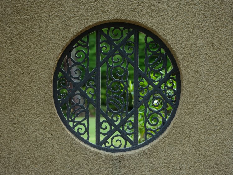 『東京都庭園美術館』庭園 内庭堺塀 飾り枠。