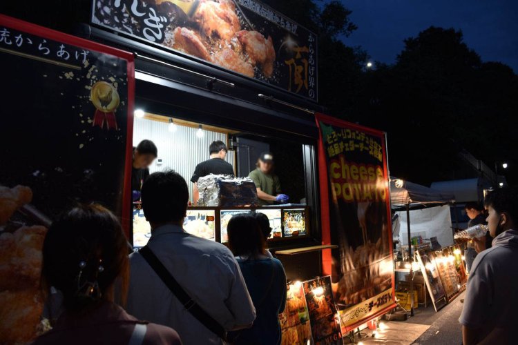 せせらぎ通りには「福生ドッグ」を含む23台のケータリングカーがズラリと並ぶ。