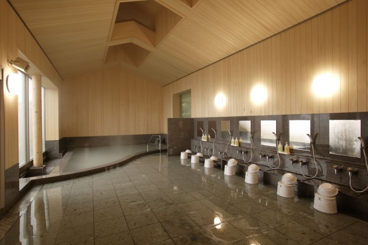 本館の「大釈の湯」。内湯と露天風呂がある。