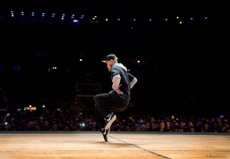 2015の世界大会で審査員を務め、審査員ショーで踊る石川さん。