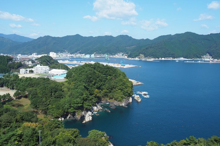 地理好きなら一度は憧れるリアス式海岸。複雑な地形が生み出す入り江の風景は、ほれぼれする美しさだ（写真提供＝岩手県観光協会）。