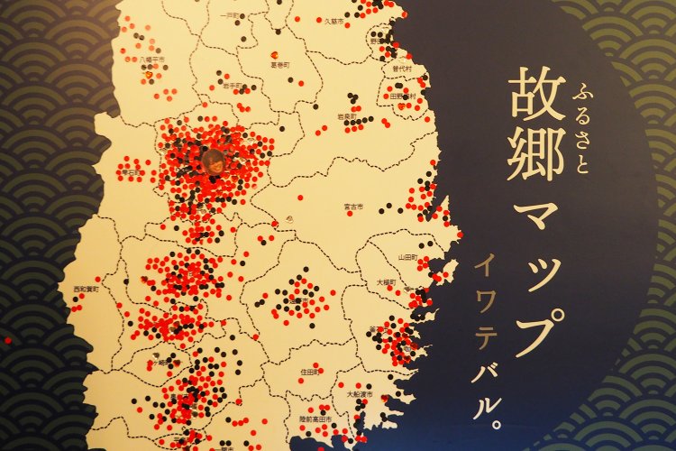 店内は岩手県のマップがあり、出身者が地元にシールを貼っている。盛岡市など内陸が多め。