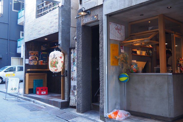 知らないとうっかり通り過ぎてしまいそうな入り口は、とっておきの隠れ家みたい。