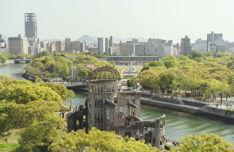 平和記念資料館と死没者慰霊碑、川を挟んで原爆ドームが直線上に並ぶ（撮影＝内田和宏）。