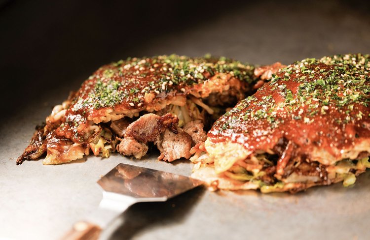 広島のグルメといえば、まずはお好み焼（撮影＝藤川隆久）。