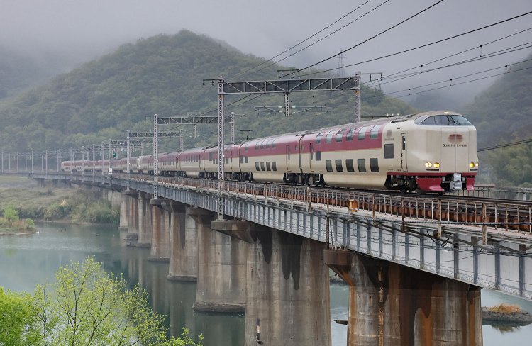 山陽本線の吉井川橋梁を渡る「サンライズ瀬戸・出雲」（撮影＝村上悠太）。