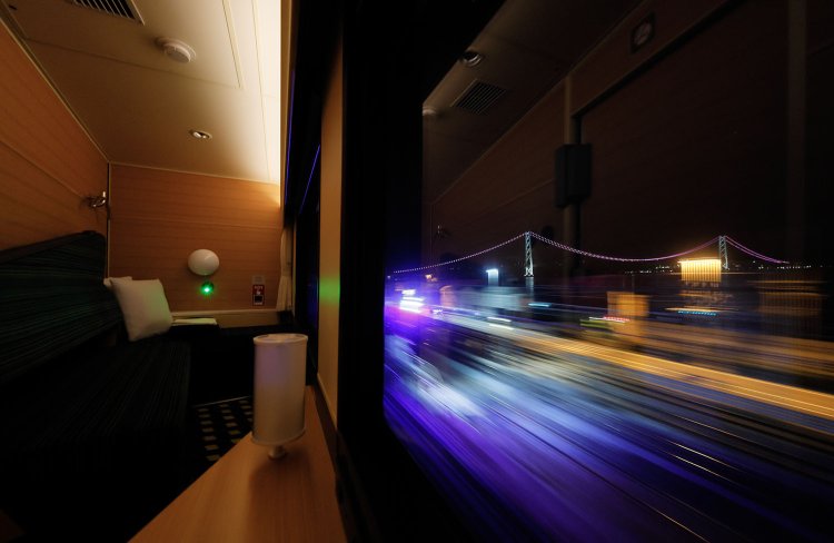 神戸駅を出発後、しばらくすると左に明石海峡大橋が見える（撮影＝村上悠太）。