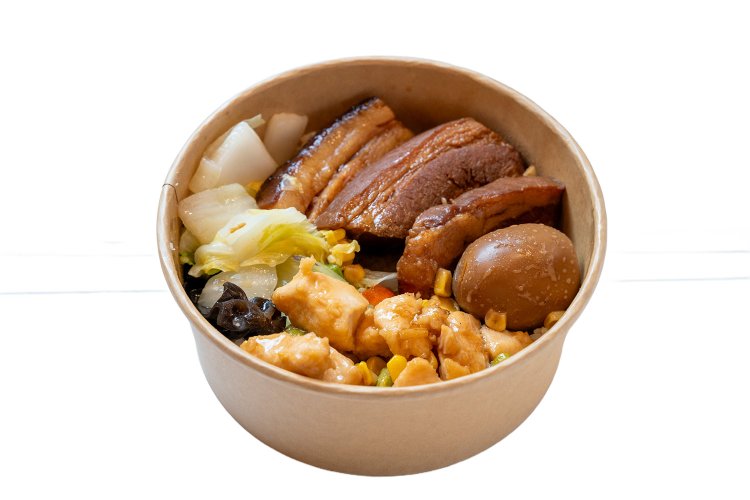 ゆで卵付き豚角煮のコンロー飯に白菜と鶏の煮物2種を加えたパック1050円。