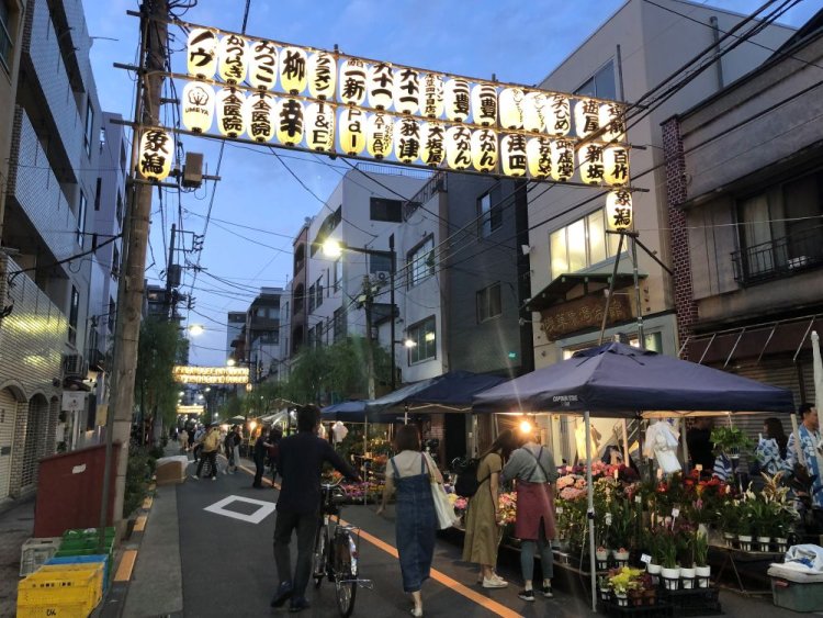 夜はまたぎ提灯に明かりが灯り、昼間とは雰囲気が一変！