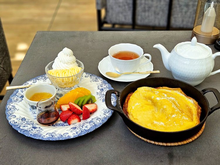 ダッチベイビーパンケーキ（季節のフルーツ）2500円、クラシック サロン ド ティー1000円。
