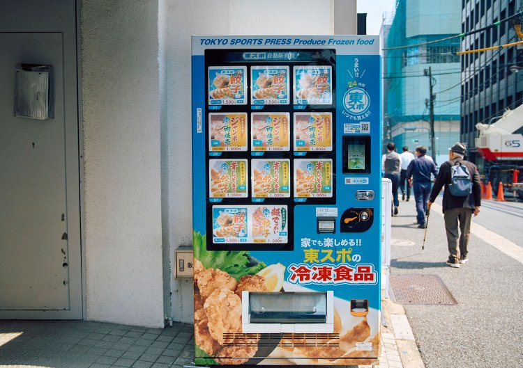 東スポがプロデュースした冷凍餃子の自販機!?