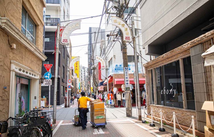 プロ御用達の問屋街では、配送業者が大忙し。