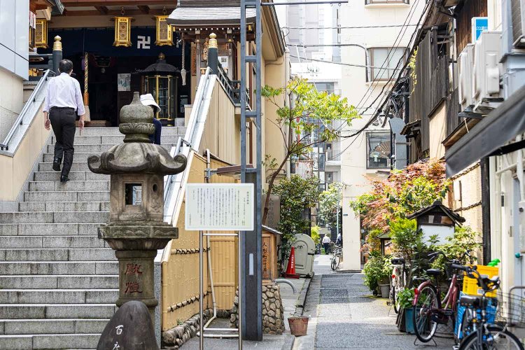 小菊通り（芸者新道）へ続く路地の風情が艶っぽい。