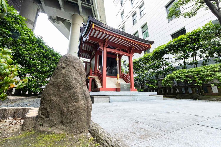 首都高の下で、町名由来の兜石と鎮座する兜神社。