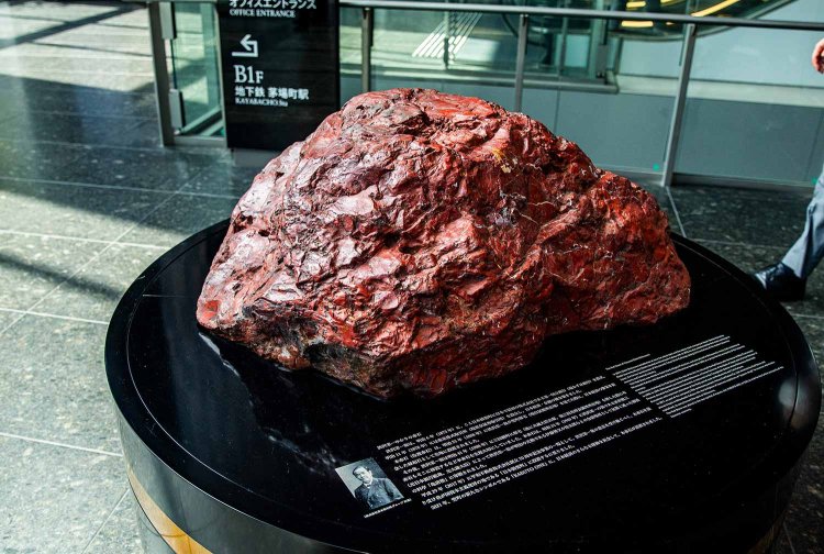 『KABUTO ONE』の赤石は渋沢栄一ゆかりの縁起石。