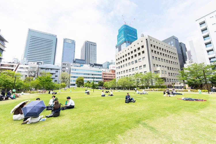 坂本町公園にゴザを敷けば、至福の昼寝スポットに。