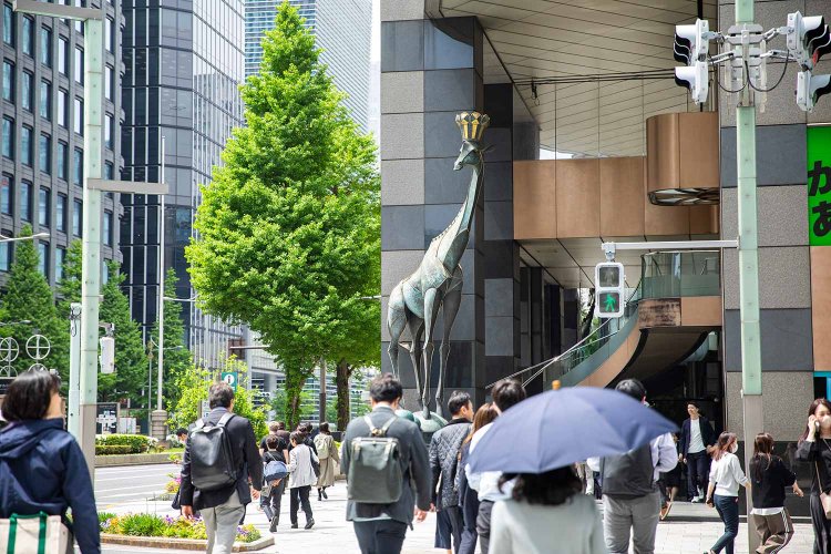 王冠を被ったキリンが1989年から街を見下ろす。