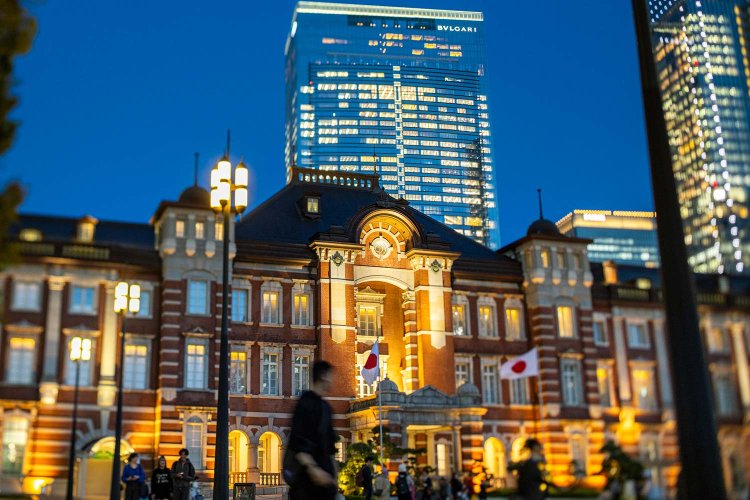 大正建築の東京駅の背後には、高層ビルが増加中。