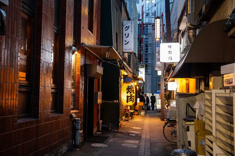 八重洲は再開発真っただ中だが、昭和の路地も点在。