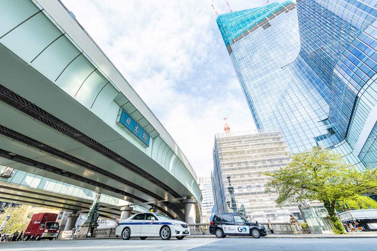 新たな高層ビルが建設中の日本橋付近。いずれ首都高の高架橋がなくなったとき、どんな景色になるのか。