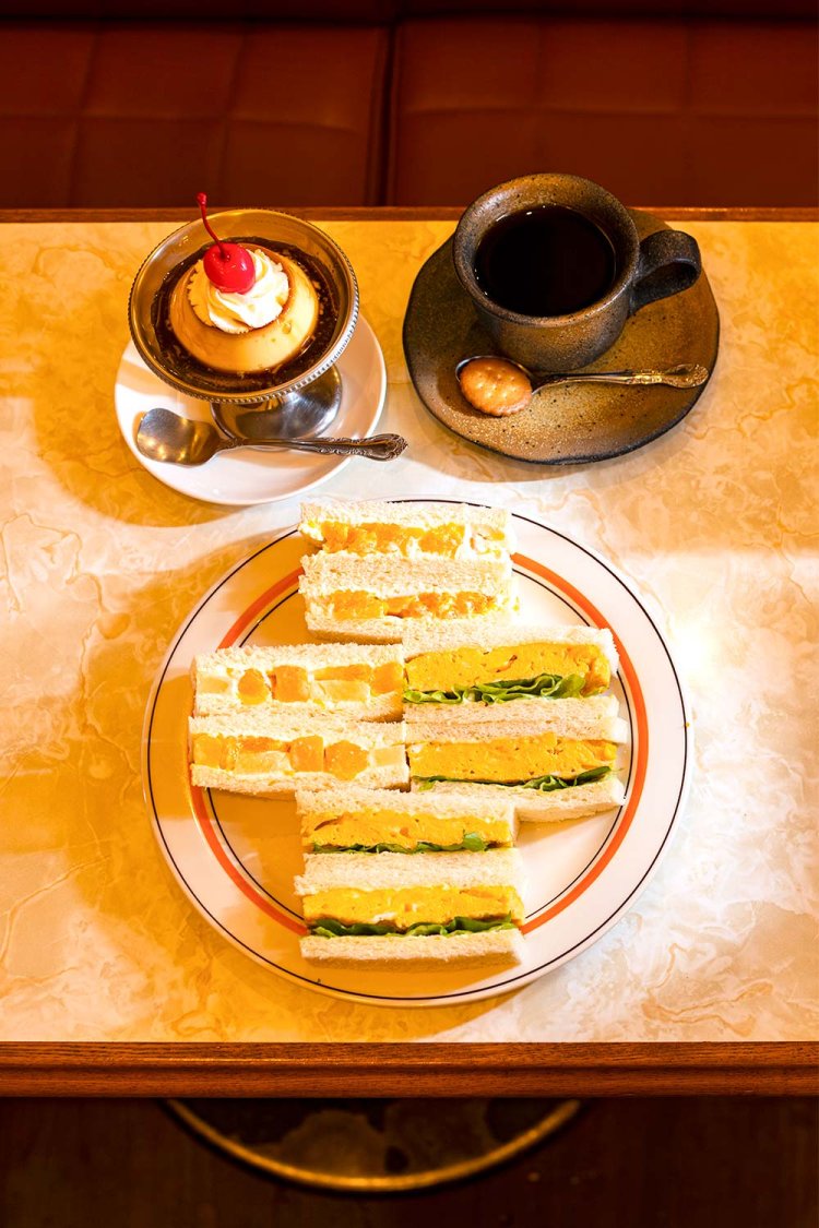 玉子とフルーツのハーフ＆ハーフ850円、はまの屋ブレンドはセットで400円、はまの屋特製プリン600円。